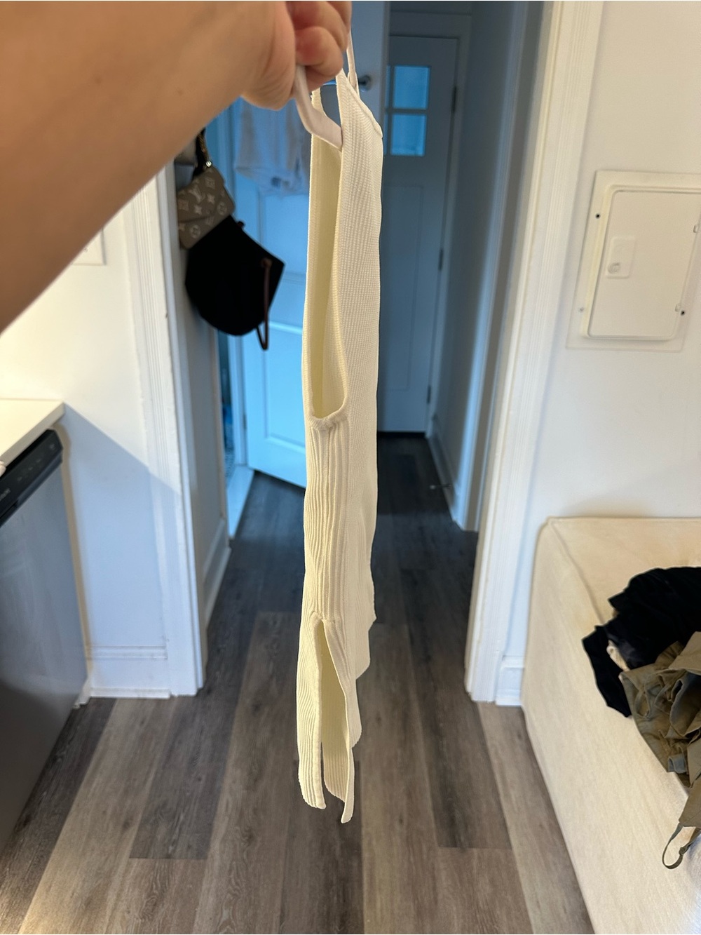Aritzia slit side sculpt ribbed tank in white size medium
